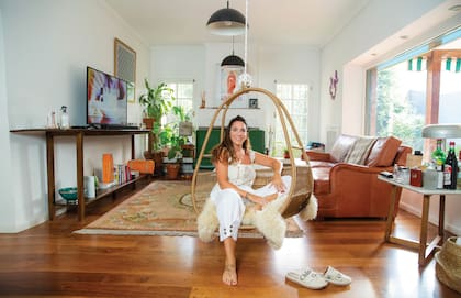 Belén posa en una hamaca colgante ubicada en el living de la casa a la que se mudó hace tres años para estar más cerca de sus dos locales, Warmi Store y Must Have (donde es socia de Milagros Brito).