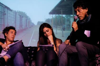 Belén presentó su libro junto a Gabriela Cabezón Cámara (izquierda) y Osvaldo Baigorria