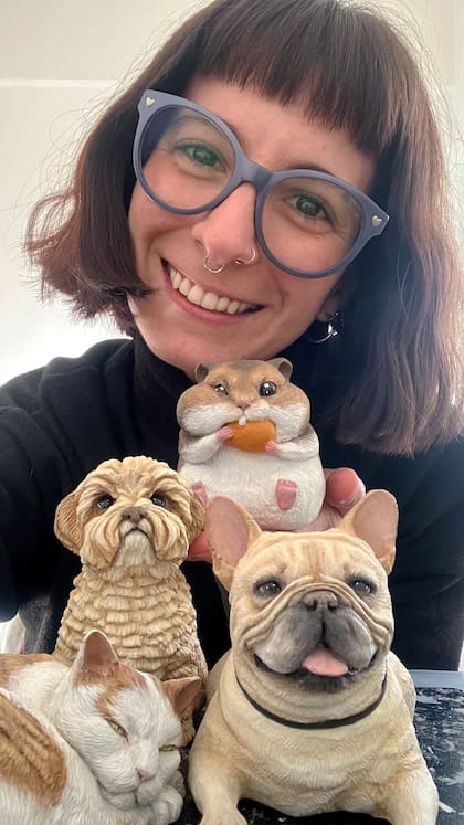 Belén, sonriente, junto a sus esculturas de animales
