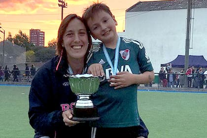 Belén Succi, la arquera que guía a las Leonas: aquí con Bautista, su hijo