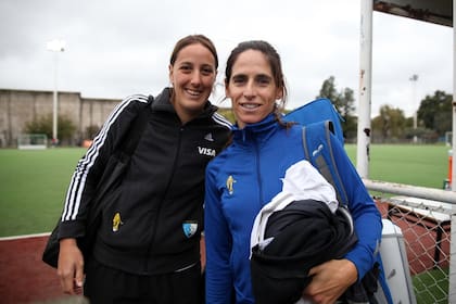 Belén Succi y Mariana Rossi, las dos representantes de las leonas en el mundial que además de jugadoras son madres