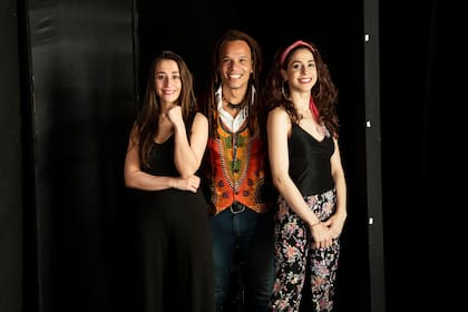 Belén Ucar, Emanuel Ntaka y Mariel Percossi, tres de las caras de la nueva puesta en escena de Hair en Buenos Aires