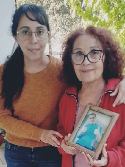 Belén y Mecha, sosteniendo una foto de Juan Pablo