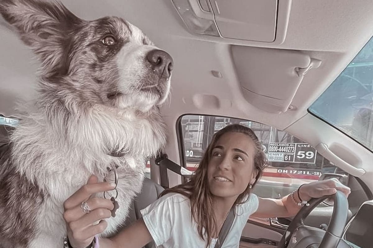 Belén y su perro entusiasta