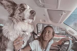 Belén y su perro entusiasta