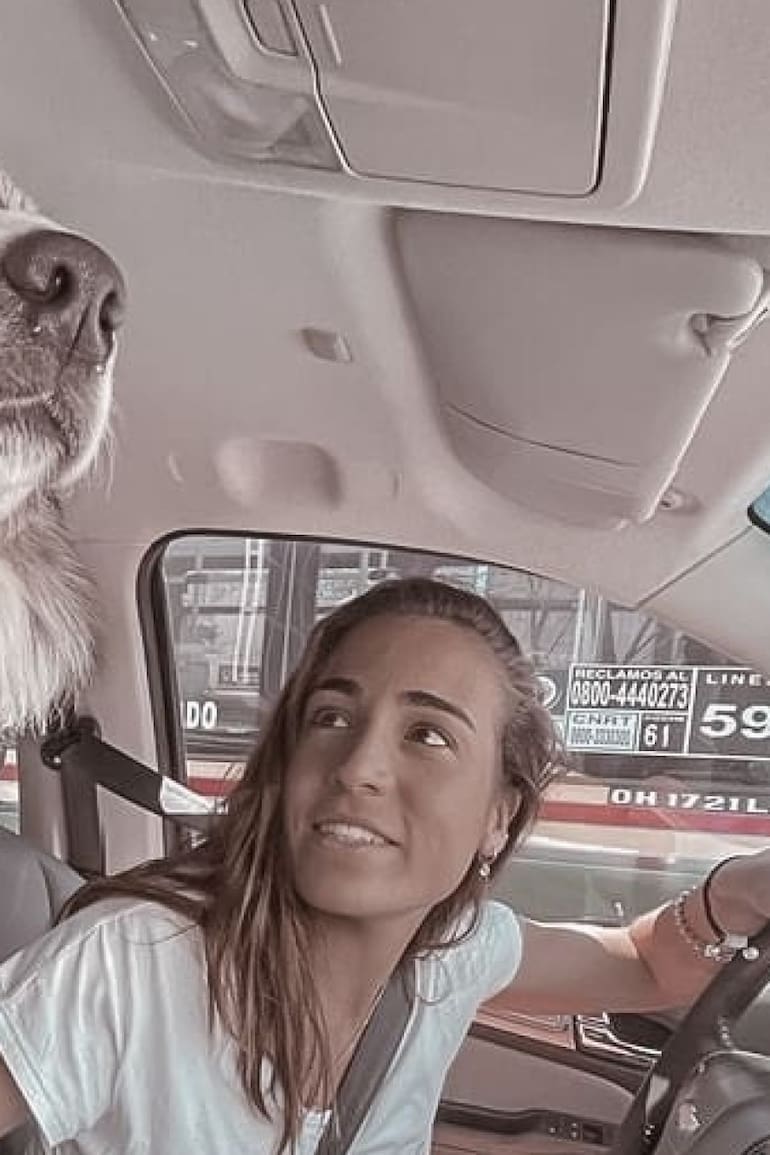 Belén y su perro entusiasta