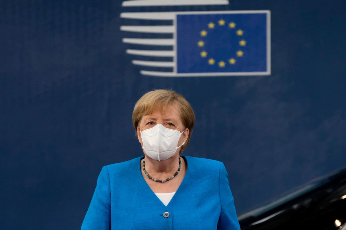 Bélgica, Bruselas: la canciller alemana, Angela Merkel, usa una máscara facial cuando llega para asistir al segundo día de la cumbre especial del Consejo Europeo