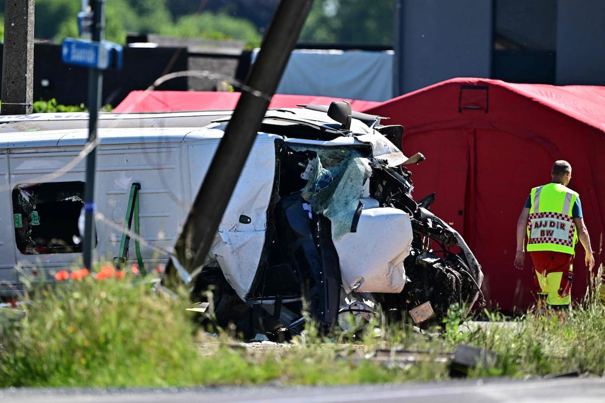 Um trem colidiu com um ônibus escolar na Bélgica, matando pelo menos quatro pessoas