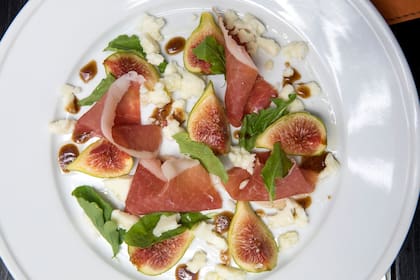 Ensalada de higos, queso de cabra, jamón crudo y rúcula en Belgrano 1340.