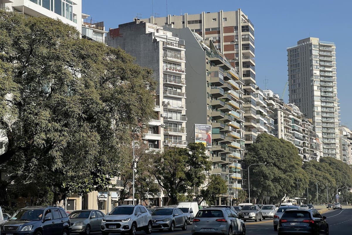 Belgrano es una zona más consolidada y con construcciones altas que generan un paisaje urbano más denso