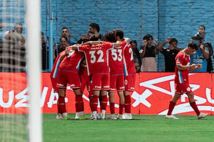 Belgrano salió vivo de un duelo complicado, principalmente, por las bajas con las que contó: el blooper de Estudiantes, de Río Cuarto, le sirvió la victoria y el liderazgo de su zona.