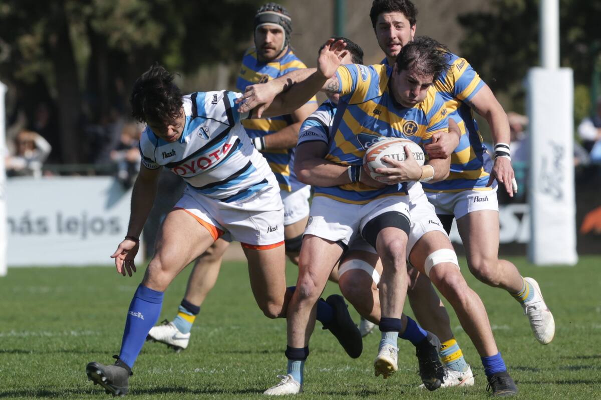 Belisario Agulla defiende el balón con apoyo de Lautaro Bávaro