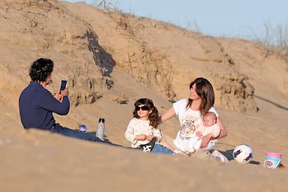 Belita posa divertida para su papá con los anteojos de sol de mamá Isabel.