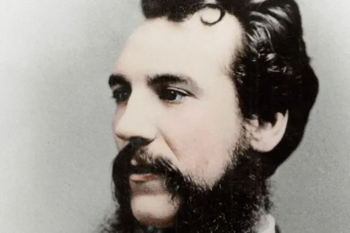 Bell nació en Escocia en 1847, emigró a EE.UU. 24 años después y, antes de cumplir los 30 años de edad, ya había creado el teléfono que le haría famoso
