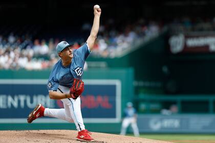 Bell y Lowe conectan HR's y Nacionales vencen 5-1 a Filis para evitar barrida