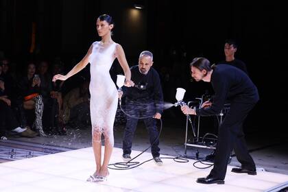 Bella Hadid con el famoso vestido Coperni de aerosol