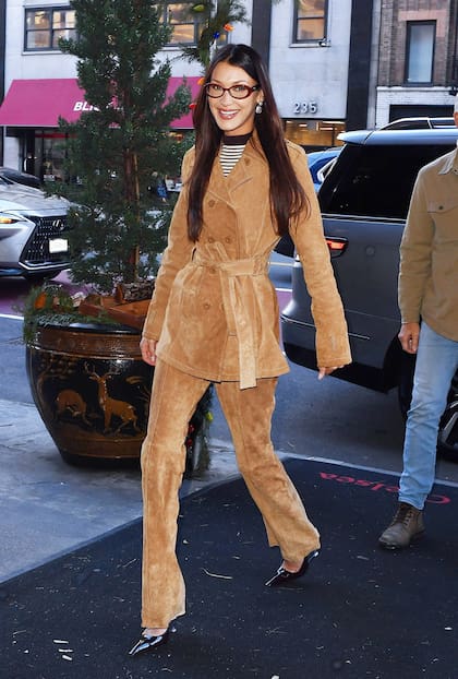 Bella Hadid fue vista disfrutando de un almuerzo en El Quijote, el icónico restaurante ubicado en el Hotel Chelsea en la ciudad de Nueva York. La modelo lucía deslumbrante con una campera y pantalones de cuero color camel y un suéter a rayas mientras sonreía a los fotógrafos que la encontraron en el camino.