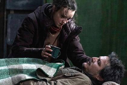 Bella Ramsey junto a Pedro Pascal en The Last Of Us