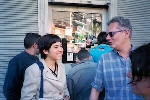 Belleza y Felicidad. Fernanda y Gumier en la puerta de ByF una tarde al cierre