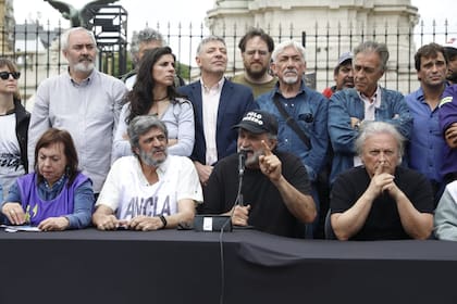 Belliboni, al micrófono, acompañado en la mesa por Ileana Schelotto, Guillermo Pacagnini y Rubén "Pollo" Sobrero