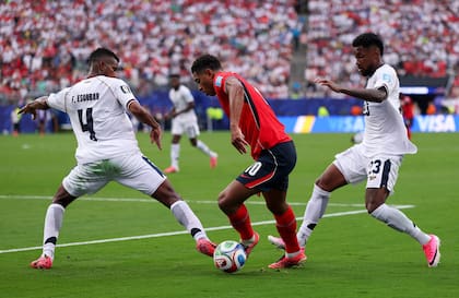 Bellingham engancha antes de asistir a Kane para el 2-0 inglés (Photo by Mattia Ozbot / GETTY IMAGES NORTH AMERICA / Getty Images via AFP)