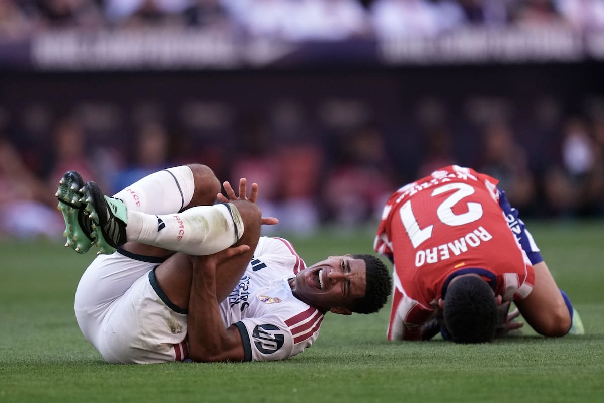 Bellingham y Romero, ambos en el piso tras el violento cruce en el derbi madrileño
