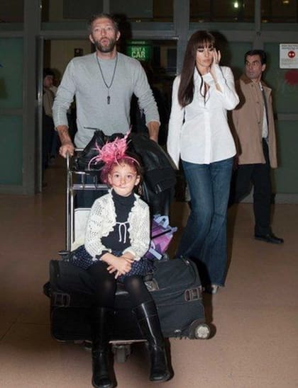 Bellucci y Cassel criaron a sus dos hijas -Deva y Léonie- alejadas del asedio mediático. Cuando las marcas de moda empezaron a llamar a Deva, sus padres la acompañaron en todo momento.