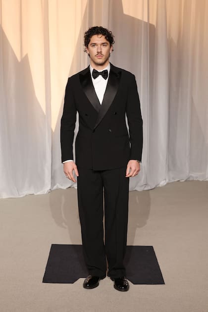 Belmont Cameli, protagonista de la serie Off Campus hizo su primera aparición en la gala del museo de la Academia con un traje de Georgio Armani