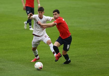 Belmonte marcando a Alan Soñora, en un Independiente vs. Lanús por Copa de la Liga Profesional