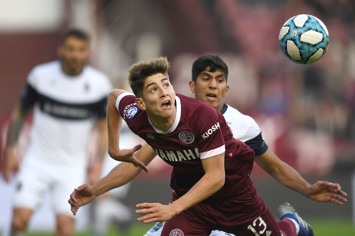 Belmonte, presionado por Comba, va en busca de la pelota