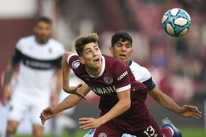 Belmonte, presionado por Comba, va en busca de la pelota