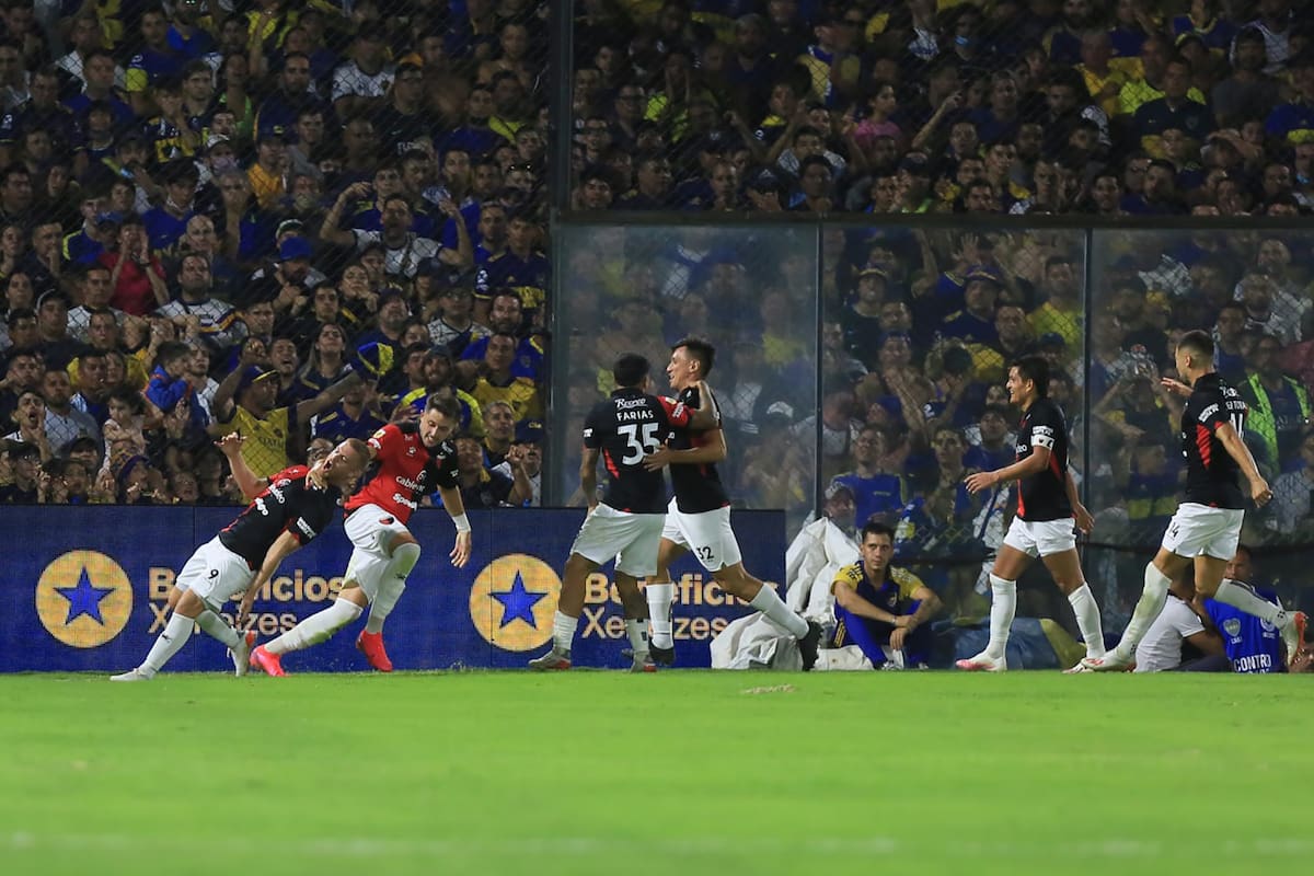 Beltrán celebra su gol agónico sobre Boca; el Pulga lo mira de lejos, con una sonrisa pícara