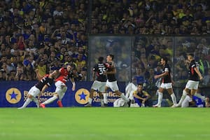 Beltrán celebra su gol agónico sobre Boca; el Pulga lo mira de lejos, con una sonrisa pícara