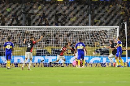 Beltrán ya empujó la pelota y empieza a festejar
