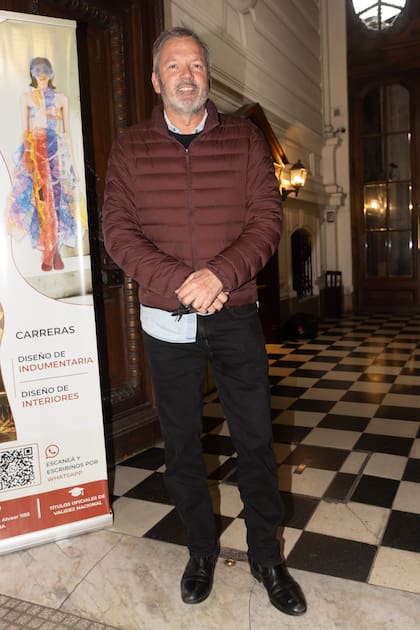 Beltrán Zuberbühler, hijastro de Marina, posa sonriente en la entrada de La Biblioteca Café