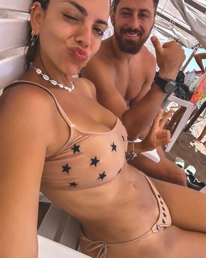Belu Lucius con Javier Ortega, su pareja, disfrutando juntos un día de playa