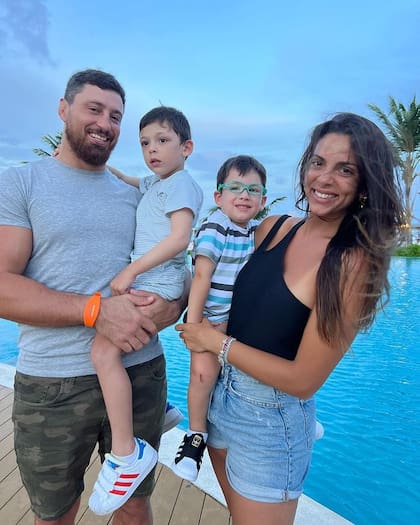 Belu Lucius junto a Javier Ortega y sus hijos, Bautista y Benjamín
