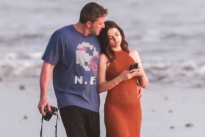 Ben Affleck y Ana de Armas ya no ocultan su relación, fueron vistos caminando por la playa muy románticos
