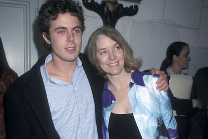 Junto a su hijo Casey en la avant premiére de Committed, en abril de 2000