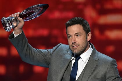 Ben Affleck, con el premio en alto