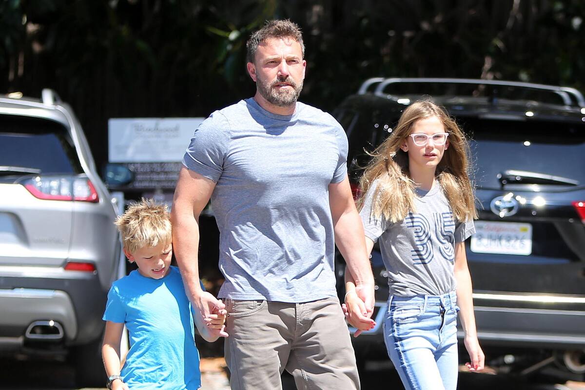 Ben Affleck junto a dos de sus hijos, Samuel, de 7 años, y Violet, de 13