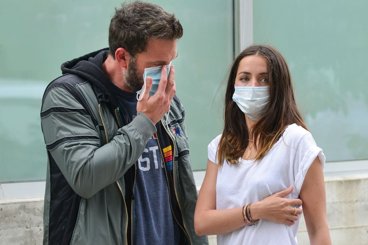 Ben Affleck salió a dar una caminata con su novia, la actriz Ana de Armas, y los flashes captaron un momento incómodo