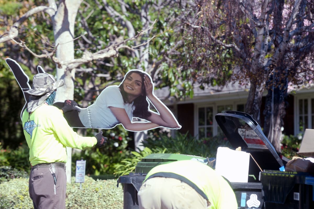 Ben Affleck se deshizo de la gigantografía de su exnovia que tenía en su residencia y muchos especularon que el encargado de tirarla a la basura fue su hermano, Casey