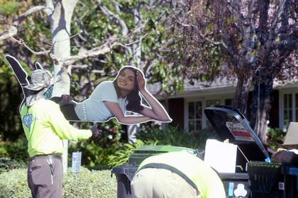 Ben Affleck se deshizo de la gigantografía de su exnovia que tenía en su residencia y muchos especularon que el encargado de tirarla a la basura fue su hermano, Casey