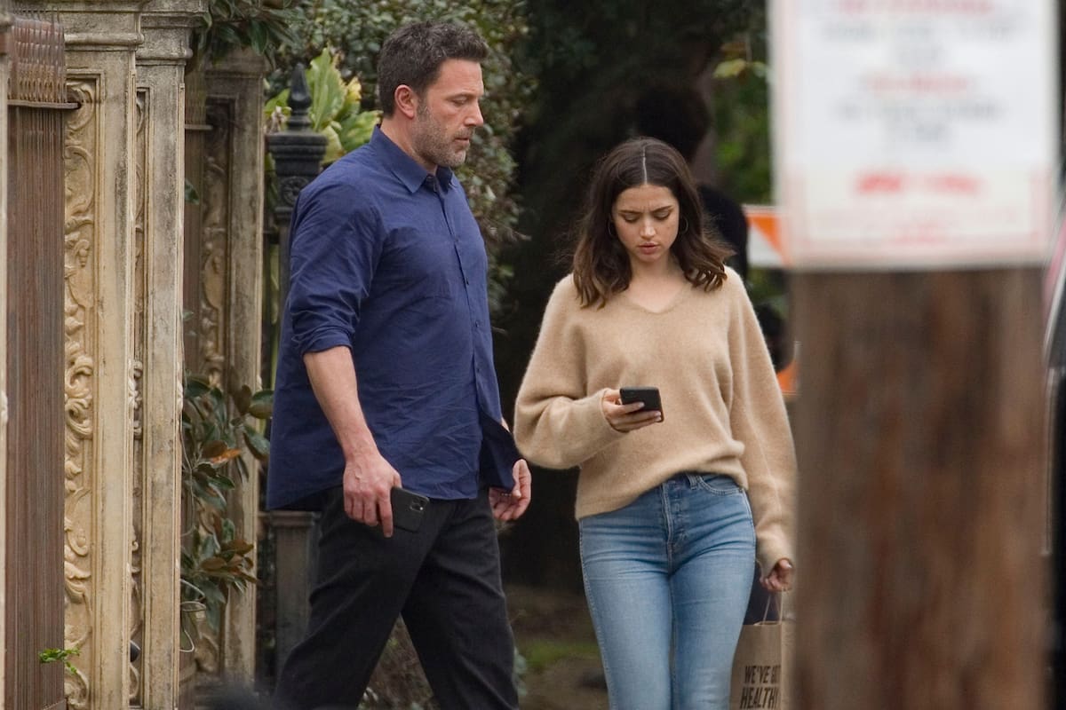 Ben Affleck y Ana de Armas durante un alto en el rodaje
