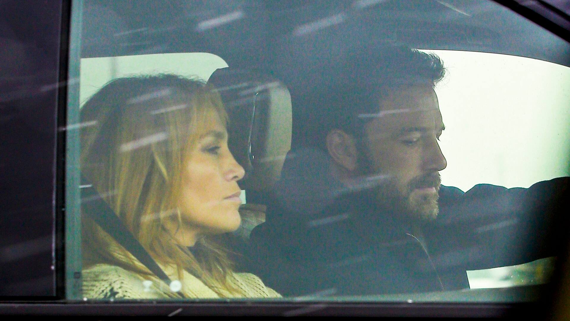 Ben Affleck y Jennifer Lopez fueron fotografiados juntos yendo al aeropuerto en Montana