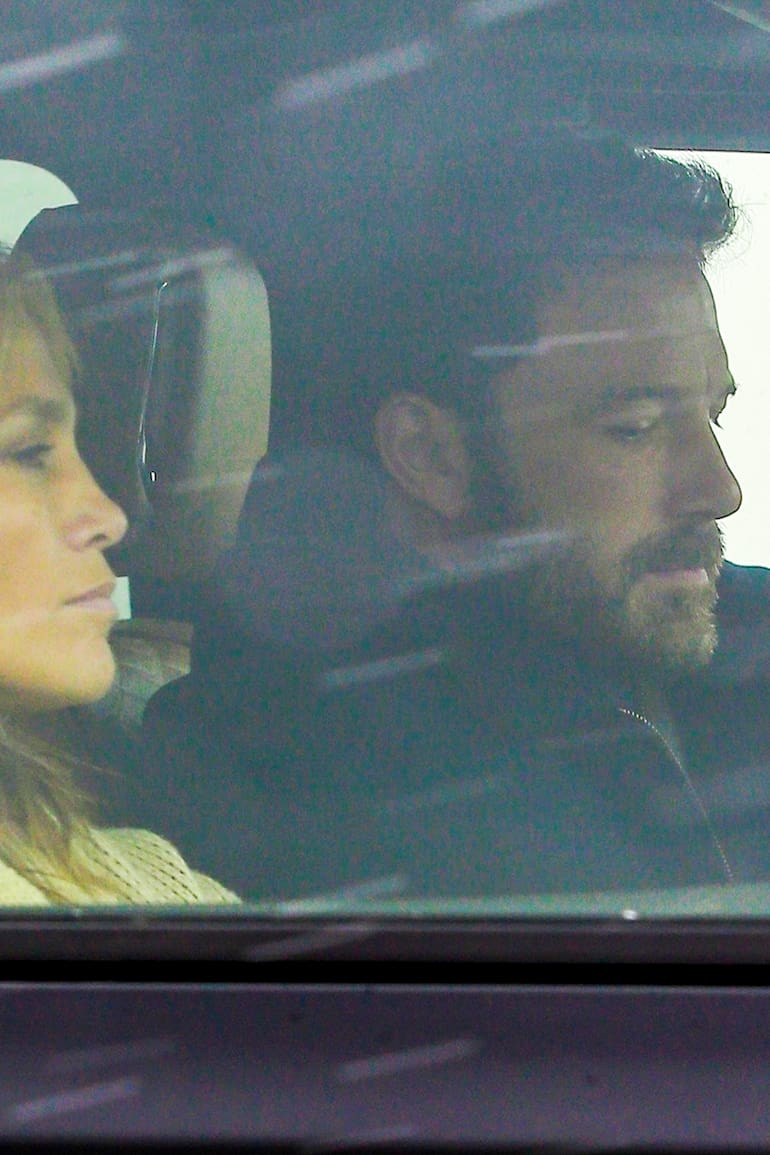 Ben Affleck y Jennifer Lopez fueron fotografiados juntos yendo al aeropuerto en Montana