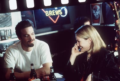 Ben Affleck y Joey Lauren Adams en Chasing Amy; la relación entre ambos personajes —marcada por deseo, frustración y aprendizaje— fue clave para el impacto cultural del film