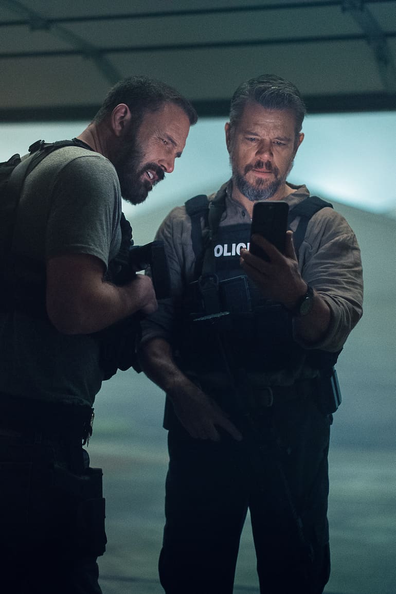 Ben Affleck y Matt Damon en El botín, el film que siguió al pie de la letra la "fórmula Netflix"