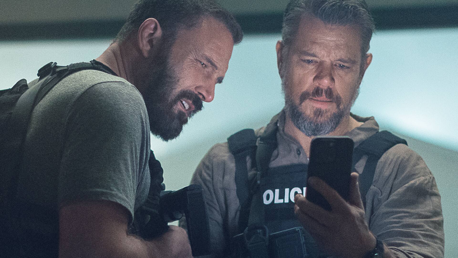 Ben Affleck y Matt Damon en El botín, el film que siguió al pie de la letra la "fórmula Netflix"